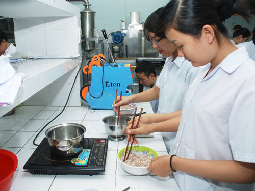 Không tuyển dụng cử nhân trường Dân lập là sai